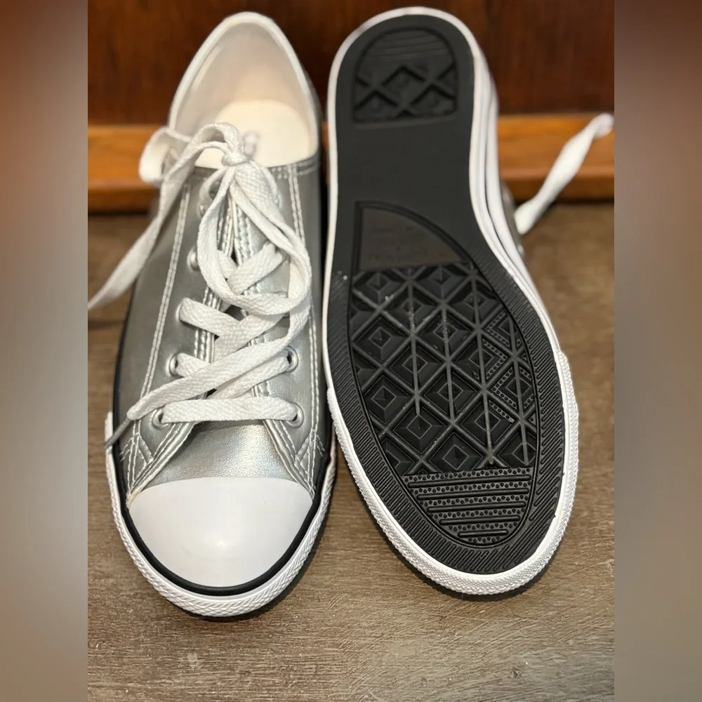 NWOT Silver Converse Chuck Size 7 - Picture 2 of 3